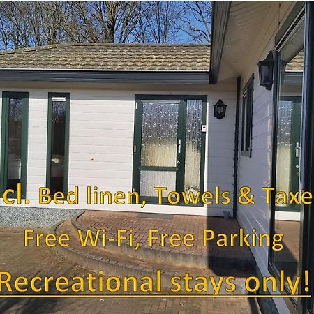 Ruim Familie Chalet Tot 4 Personen Op De Veluwe Bungalowpark De Kern 푸텐 외부 사진