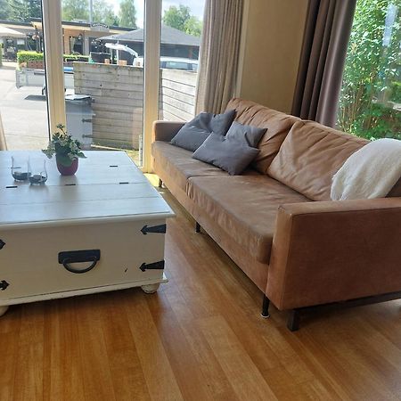 Ruim Familie Chalet Tot 4 Personen Op De Veluwe Bungalowpark De Kern 푸텐 외부 사진