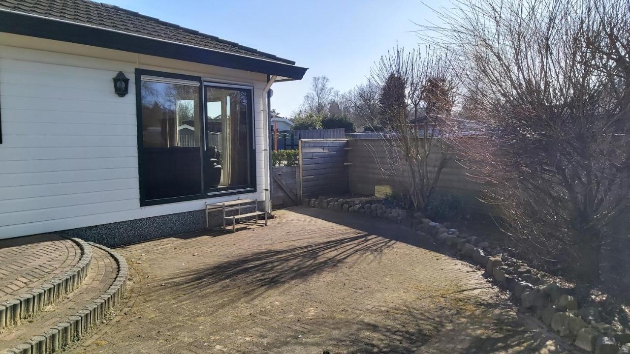 Ruim Familie Chalet Tot 4 Personen Op De Veluwe Bungalowpark De Kern 푸텐 외부 사진