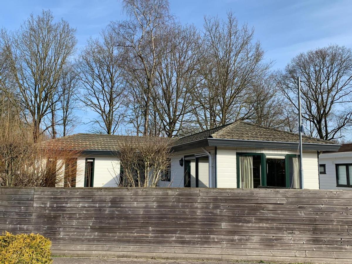 Ruim Familie Chalet Tot 4 Personen Op De Veluwe Bungalowpark De Kern 푸텐 외부 사진