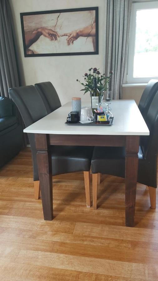 Ruim Familie Chalet Tot 4 Personen Op De Veluwe Bungalowpark De Kern 푸텐 외부 사진
