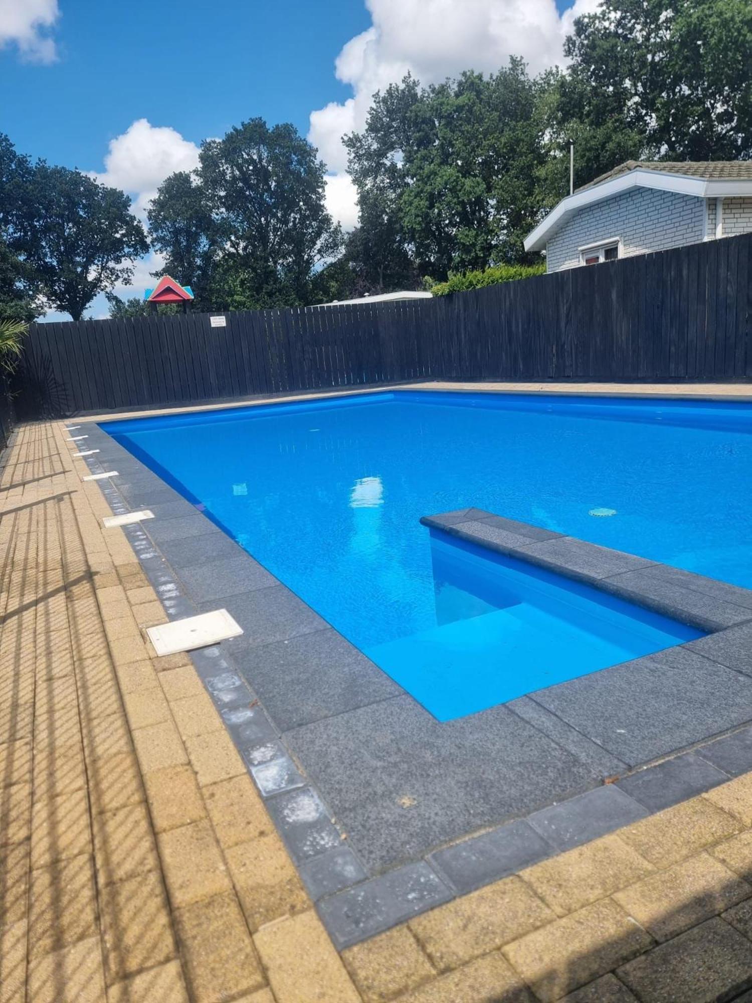 Ruim Familie Chalet Tot 4 Personen Op De Veluwe Bungalowpark De Kern 푸텐 외부 사진